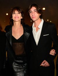 Charlotte-Gainsbourg-presente-......-fils-Ben-au-premier-rang-du-defile-Saint-Laurent-2910474317.jpg