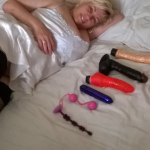 lisa wants her toy used on her while she is being fucked hard